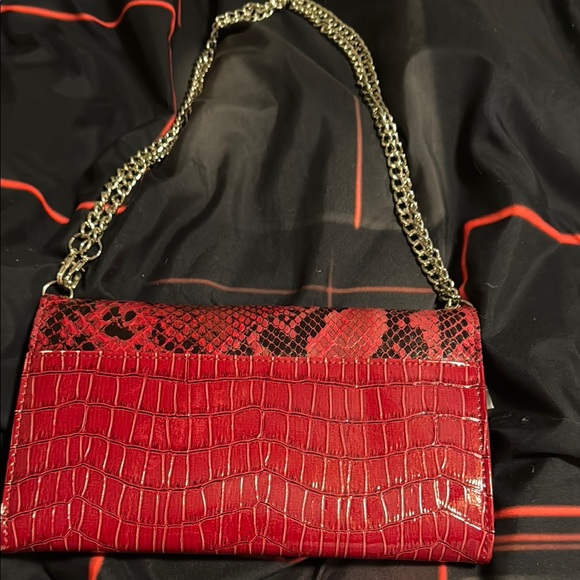 Cato Red and Gold Clutch with Elegant Design - Picture 2 of 4